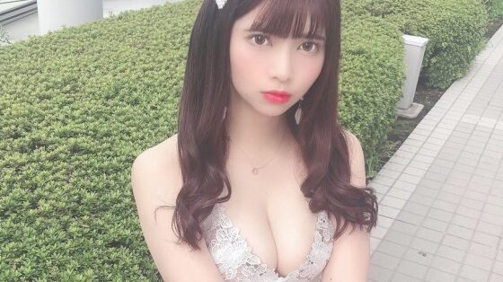 誰もが好物な巨乳の胸の谷間画像